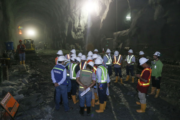 Visita del Ministro de Minas y Energía al proyecto Ituango y entrega del Gas Natural
Visita del Ministro de Minas y Energía al proyecto Ituango y entrega del Gas Natural
Fecha: Octubre 25 de 2014
Para descargar esta fotografía en alta resolución, haga clic sobre la imagen hasta que la misma se despliegue en la pantalla completa; luego dé clic derecho y elija la opción "guardar imagen como". 
En caso de publicación por cualquier medio, solicitamos acompañarla del crédito: "Foto EPM"
Palabras clave: Visita Ministro Minas Energía proyecto Ituango entrega Gas Natural