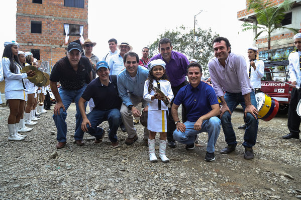 Visita del Ministro de Minas y Energía al proyecto Ituango y entrega del Gas Natural
Visita del Ministro de Minas y Energía al proyecto Ituango y entrega del Gas Natural
Fecha: Octubre 25 de 2014
Para descargar esta fotografía en alta resolución, haga clic sobre la imagen hasta que la misma se despliegue en la pantalla completa; luego dé clic derecho y elija la opción "guardar imagen como". 
En caso de publicación por cualquier medio, solicitamos acompañarla del crédito: "Foto EPM"
Palabras clave: Visita Ministro Minas Energía proyecto Ituango entrega Gas Natural