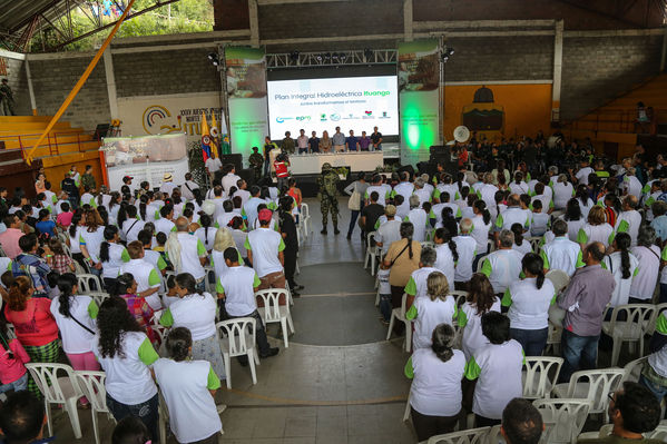 Visita del Ministro de Minas y Energía al proyecto Ituango y entrega del Gas Natural
Visita del Ministro de Minas y Energía al proyecto Ituango y entrega del Gas Natural
Fecha: Octubre 25 de 2014
Para descargar esta fotografía en alta resolución, haga clic sobre la imagen hasta que la misma se despliegue en la pantalla completa; luego dé clic derecho y elija la opción "guardar imagen como". 
En caso de publicación por cualquier medio, solicitamos acompañarla del crédito: "Foto EPM"
Palabras clave: Visita Ministro Minas Energía proyecto Ituango entrega Gas Natural