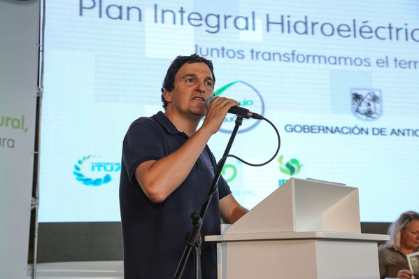Visita del Ministro de Minas y Energía al proyecto Ituango y entrega del Gas Natural
Visita del Ministro de Minas y Energía al proyecto Ituango y entrega del Gas Natural
Fecha: Octubre 25 de 2014
Para descargar esta fotografía en alta resolución, haga clic sobre la imagen hasta que la misma se despliegue en la pantalla completa; luego dé clic derecho y elija la opción "guardar imagen como". 
En caso de publicación por cualquier medio, solicitamos acompañarla del crédito: "Foto EPM"
Palabras clave: Visita Ministro Minas Energía proyecto Ituango entrega Gas Natural
