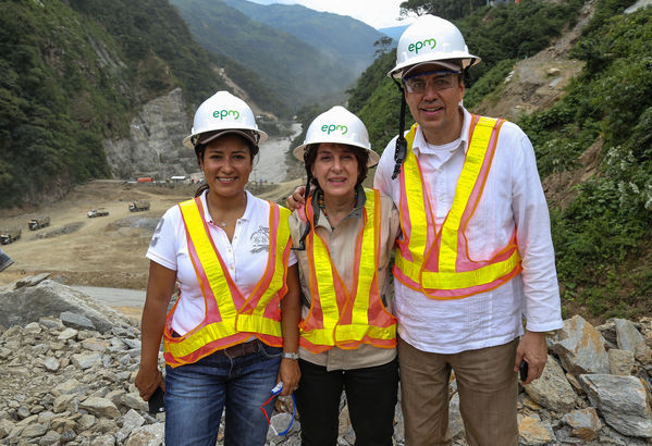 Visita del Ministro de Minas y Energía al proyecto Ituango y entrega del Gas Natural
Visita del Ministro de Minas y Energía al proyecto Ituango y entrega del Gas Natural
Fecha: Octubre 25 de 2014
Para descargar esta fotografía en alta resolución, haga clic sobre la imagen hasta que la misma se despliegue en la pantalla completa; luego dé clic derecho y elija la opción "guardar imagen como". 
En caso de publicación por cualquier medio, solicitamos acompañarla del crédito: "Foto EPM"
Palabras clave: Visita Ministro Minas Energía proyecto Ituango entrega Gas Natural