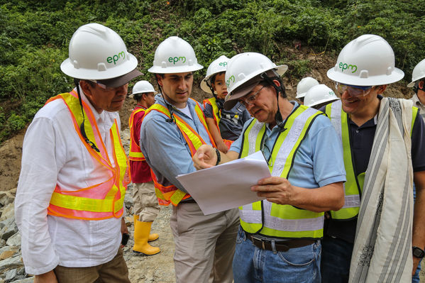 Visita del Ministro de Minas y Energía al proyecto Ituango y entrega del Gas Natural
Visita del Ministro de Minas y Energía al proyecto Ituango y entrega del Gas Natural
Fecha: Octubre 25 de 2014
Para descargar esta fotografía en alta resolución, haga clic sobre la imagen hasta que la misma se despliegue en la pantalla completa; luego dé clic derecho y elija la opción "guardar imagen como". 
En caso de publicación por cualquier medio, solicitamos acompañarla del crédito: "Foto EPM"
Palabras clave: Visita Ministro Minas Energía proyecto Ituango entrega Gas Natural