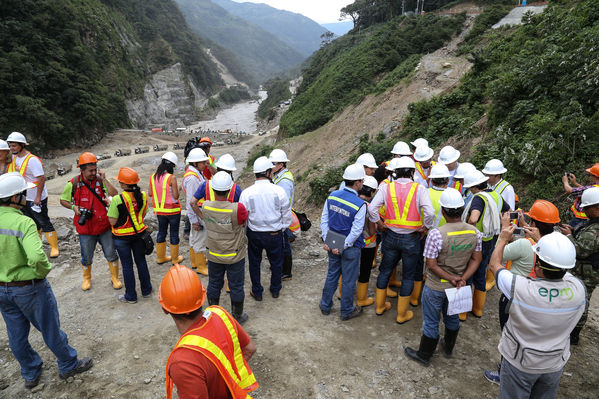 Visita del Ministro de Minas y Energía al proyecto Ituango y entrega del Gas Natural
Visita del Ministro de Minas y Energía al proyecto Ituango y entrega del Gas Natural
Fecha: Octubre 25 de 2014
Para descargar esta fotografía en alta resolución, haga clic sobre la imagen hasta que la misma se despliegue en la pantalla completa; luego dé clic derecho y elija la opción "guardar imagen como". 
En caso de publicación por cualquier medio, solicitamos acompañarla del crédito: "Foto EPM"
Palabras clave: Visita Ministro Minas Energía proyecto Ituango entrega Gas Natural