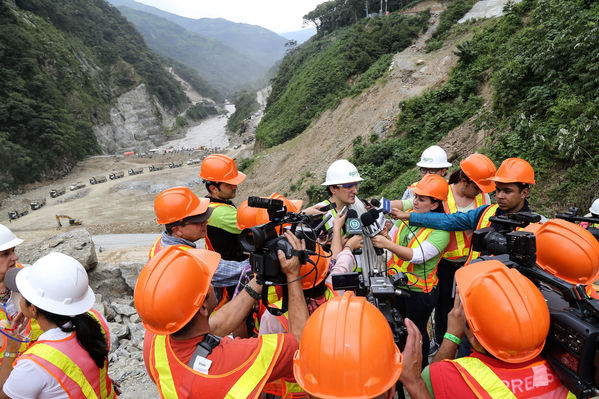 Visita del Ministro de Minas y Energía al proyecto Ituango y entrega del Gas Natural
Visita del Ministro de Minas y Energía al proyecto Ituango y entrega del Gas Natural
Fecha: Octubre 25 de 2014
Para descargar esta fotografía en alta resolución, haga clic sobre la imagen hasta que la misma se despliegue en la pantalla completa; luego dé clic derecho y elija la opción "guardar imagen como". 
En caso de publicación por cualquier medio, solicitamos acompañarla del crédito: "Foto EPM"
Palabras clave: Visita Ministro Minas Energía proyecto Ituango entrega Gas Natural