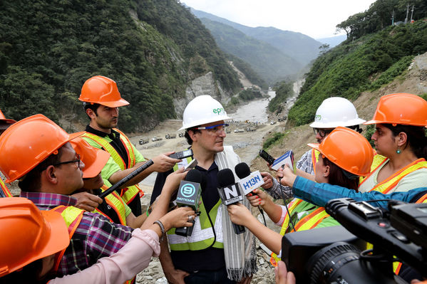 Visita del Ministro de Minas y Energía al proyecto Ituango y entrega del Gas Natural
Visita del Ministro de Minas y Energía al proyecto Ituango y entrega del Gas Natural
Fecha: Octubre 25 de 2014
Para descargar esta fotografía en alta resolución, haga clic sobre la imagen hasta que la misma se despliegue en la pantalla completa; luego dé clic derecho y elija la opción "guardar imagen como". 
En caso de publicación por cualquier medio, solicitamos acompañarla del crédito: "Foto EPM"
Palabras clave: Visita Ministro Minas Energía proyecto Ituango entrega Gas Natural