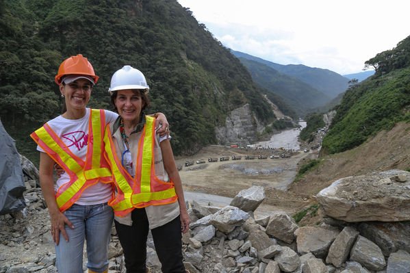 Visita del Ministro de Minas y Energía al proyecto Ituango y entrega del Gas Natural
Visita del Ministro de Minas y Energía al proyecto Ituango y entrega del Gas Natural
Fecha: Octubre 25 de 2014
Para descargar esta fotografía en alta resolución, haga clic sobre la imagen hasta que la misma se despliegue en la pantalla completa; luego dé clic derecho y elija la opción "guardar imagen como". 
En caso de publicación por cualquier medio, solicitamos acompañarla del crédito: "Foto EPM"
Palabras clave: Visita Ministro Minas Energía proyecto Ituango entrega Gas Natural