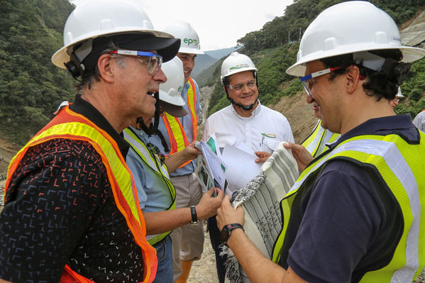 Visita del Ministro de Minas y Energía al proyecto Ituango y entrega del Gas Natural
Visita del Ministro de Minas y Energía al proyecto Ituango y entrega del Gas Natural
Fecha: Octubre 25 de 2014
Para descargar esta fotografía en alta resolución, haga clic sobre la imagen hasta que la misma se despliegue en la pantalla completa; luego dé clic derecho y elija la opción "guardar imagen como". 
En caso de publicación por cualquier medio, solicitamos acompañarla del crédito: "Foto EPM"
Palabras clave: Visita Ministro Minas Energía proyecto Ituango entrega Gas Natural