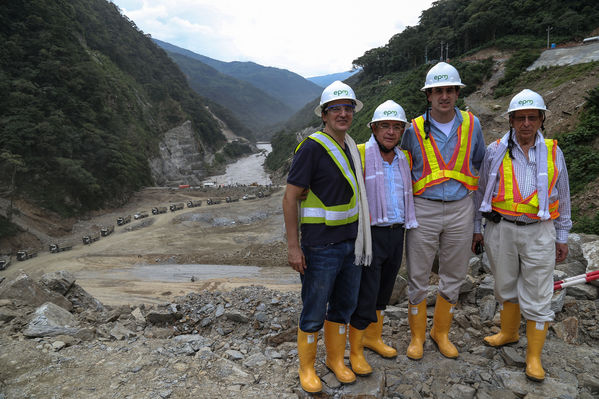 Visita del Ministro de Minas y Energía al proyecto Ituango y entrega del Gas Natural
Visita del Ministro de Minas y Energía al proyecto Ituango y entrega del Gas Natural
Fecha: Octubre 25 de 2014
Para descargar esta fotografía en alta resolución, haga clic sobre la imagen hasta que la misma se despliegue en la pantalla completa; luego dé clic derecho y elija la opción "guardar imagen como". 
En caso de publicación por cualquier medio, solicitamos acompañarla del crédito: "Foto EPM"
Palabras clave: Visita Ministro Minas Energía proyecto Ituango entrega Gas Natural