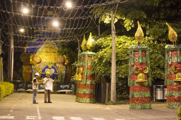Montaje del Alumbrado Navideño 2016
Montaje del Alumbrado Navideño 2016
Fecha: Octubre 26 de 2016
Para descargar esta fotografía en alta resolución, haga clic sobre la imagen hasta que la misma se despliegue en la pantalla completa; luego dé clic derecho y elija la opción "guardar imagen como". 
En caso de publicación por cualquier medio, solicitamos acompañarla del crédito: "Foto EPM"
Palabras clave: Montaje Alumbrado Navideño 2016