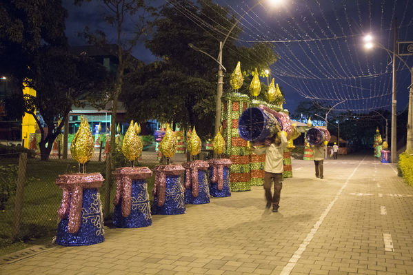 Montaje del Alumbrado Navideño 2016
Montaje del Alumbrado Navideño 2016
Fecha: Octubre 26 de 2016
Para descargar esta fotografía en alta resolución, haga clic sobre la imagen hasta que la misma se despliegue en la pantalla completa; luego dé clic derecho y elija la opción "guardar imagen como". 
En caso de publicación por cualquier medio, solicitamos acompañarla del crédito: "Foto EPM"
Palabras clave: Montaje Alumbrado Navideño 2016