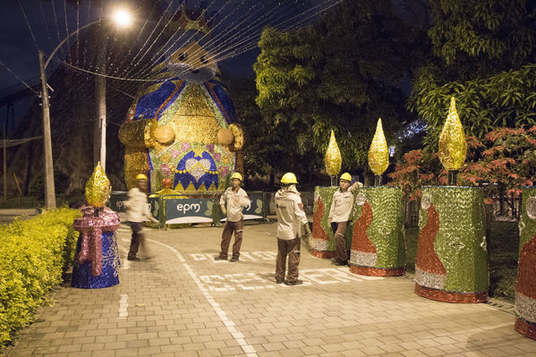 Montaje del Alumbrado Navideño 2016
Montaje del Alumbrado Navideño 2016
Fecha: Octubre 26 de 2016
Para descargar esta fotografía en alta resolución, haga clic sobre la imagen hasta que la misma se despliegue en la pantalla completa; luego dé clic derecho y elija la opción "guardar imagen como". 
En caso de publicación por cualquier medio, solicitamos acompañarla del crédito: "Foto EPM"
Palabras clave: Montaje Alumbrado Navideño 2016