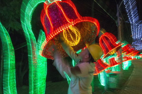 Montaje del Alumbrado Navideño 2016
Montaje del Alumbrado Navideño 2016
Fecha: Octubre 26 de 2016
Para descargar esta fotografía en alta resolución, haga clic sobre la imagen hasta que la misma se despliegue en la pantalla completa; luego dé clic derecho y elija la opción "guardar imagen como". 
En caso de publicación por cualquier medio, solicitamos acompañarla del crédito: "Foto EPM"
Palabras clave: Montaje Alumbrado Navideño 2016