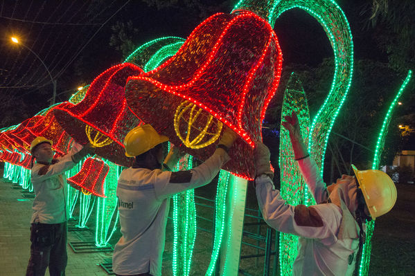 Montaje del Alumbrado Navideño 2016
Montaje del Alumbrado Navideño 2016
Fecha: Octubre 26 de 2016
Para descargar esta fotografía en alta resolución, haga clic sobre la imagen hasta que la misma se despliegue en la pantalla completa; luego dé clic derecho y elija la opción "guardar imagen como". 
En caso de publicación por cualquier medio, solicitamos acompañarla del crédito: "Foto EPM"
Palabras clave: Montaje Alumbrado Navideño 2016