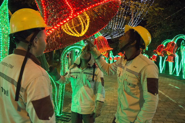 Montaje del Alumbrado Navideño 2016
Montaje del Alumbrado Navideño 2016
Fecha: Octubre 26 de 2016
Para descargar esta fotografía en alta resolución, haga clic sobre la imagen hasta que la misma se despliegue en la pantalla completa; luego dé clic derecho y elija la opción "guardar imagen como". 
En caso de publicación por cualquier medio, solicitamos acompañarla del crédito: "Foto EPM"
Palabras clave: Montaje Alumbrado Navideño 2016