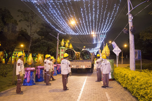 Montaje del Alumbrado Navideño 2016
Montaje del Alumbrado Navideño 2016
Fecha: Octubre 26 de 2016
Para descargar esta fotografía en alta resolución, haga clic sobre la imagen hasta que la misma se despliegue en la pantalla completa; luego dé clic derecho y elija la opción "guardar imagen como". 
En caso de publicación por cualquier medio, solicitamos acompañarla del crédito: "Foto EPM"
Palabras clave: Montaje Alumbrado Navideño 2016