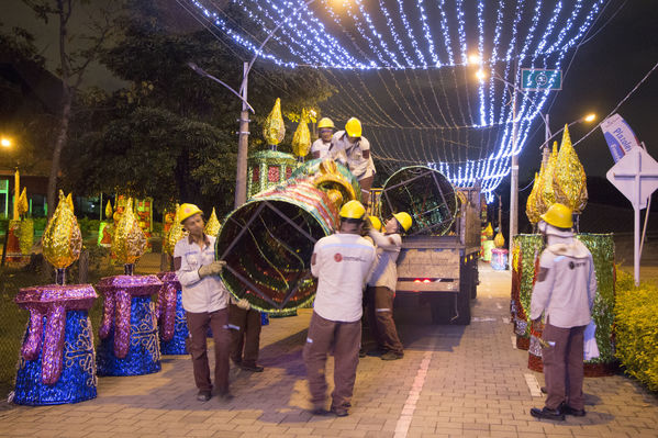 Montaje del Alumbrado Navideño 2016
Montaje del Alumbrado Navideño 2016
Fecha: Octubre 26 de 2016
Para descargar esta fotografía en alta resolución, haga clic sobre la imagen hasta que la misma se despliegue en la pantalla completa; luego dé clic derecho y elija la opción "guardar imagen como". 
En caso de publicación por cualquier medio, solicitamos acompañarla del crédito: "Foto EPM"
Palabras clave: Montaje Alumbrado Navideño 2016