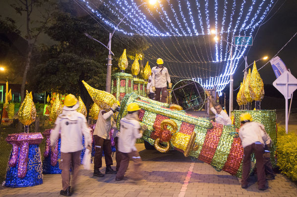 Montaje del Alumbrado Navideño 2016
Montaje del Alumbrado Navideño 2016
Fecha: Octubre 26 de 2016
Para descargar esta fotografía en alta resolución, haga clic sobre la imagen hasta que la misma se despliegue en la pantalla completa; luego dé clic derecho y elija la opción "guardar imagen como". 
En caso de publicación por cualquier medio, solicitamos acompañarla del crédito: "Foto EPM"
Palabras clave: Montaje Alumbrado Navideño 2016