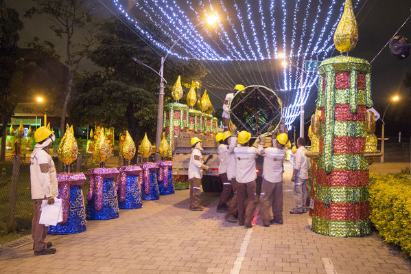 Montaje del Alumbrado Navideño 2016
Montaje del Alumbrado Navideño 2016
Fecha: Octubre 26 de 2016
Para descargar esta fotografía en alta resolución, haga clic sobre la imagen hasta que la misma se despliegue en la pantalla completa; luego dé clic derecho y elija la opción "guardar imagen como". 
En caso de publicación por cualquier medio, solicitamos acompañarla del crédito: "Foto EPM"
Palabras clave: Montaje Alumbrado Navideño 2016