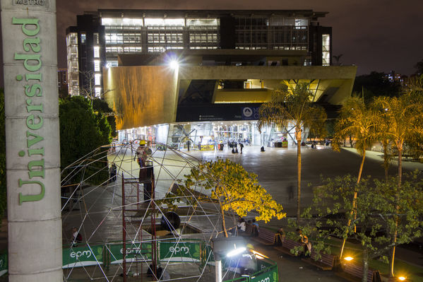 Montaje del Alumbrado Navideño 2016
Montaje del Alumbrado Navideño 2016
Fecha: Octubre 26 de 2016
Para descargar esta fotografía en alta resolución, haga clic sobre la imagen hasta que la misma se despliegue en la pantalla completa; luego dé clic derecho y elija la opción "guardar imagen como". 
En caso de publicación por cualquier medio, solicitamos acompañarla del crédito: "Foto EPM"
Palabras clave: Montaje Alumbrado Navideño 2016