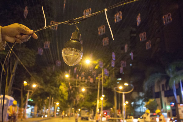 Montaje del Alumbrado Navideño 2016
Montaje del Alumbrado Navideño 2016
Fecha: Octubre 26 de 2016
Para descargar esta fotografía en alta resolución, haga clic sobre la imagen hasta que la misma se despliegue en la pantalla completa; luego dé clic derecho y elija la opción "guardar imagen como". 
En caso de publicación por cualquier medio, solicitamos acompañarla del crédito: "Foto EPM"
Palabras clave: Montaje Alumbrado Navideño 2016