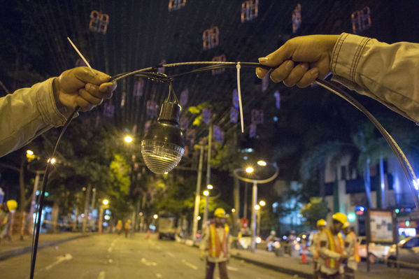 Montaje del Alumbrado Navideño 2016
Montaje del Alumbrado Navideño 2016
Fecha: Octubre 26 de 2016
Para descargar esta fotografía en alta resolución, haga clic sobre la imagen hasta que la misma se despliegue en la pantalla completa; luego dé clic derecho y elija la opción "guardar imagen como". 
En caso de publicación por cualquier medio, solicitamos acompañarla del crédito: "Foto EPM"
Palabras clave: Montaje Alumbrado Navideño 2016