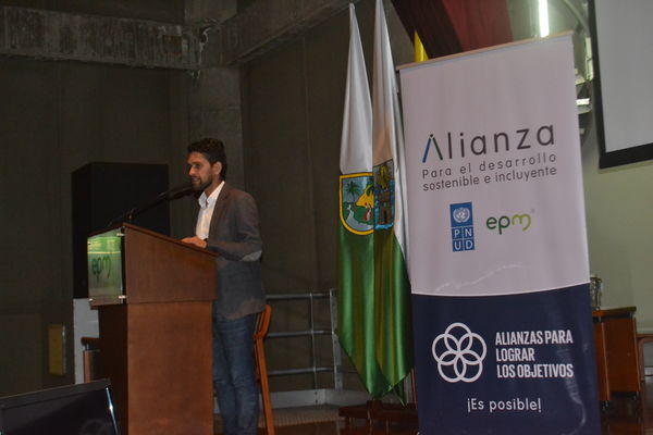 Concurso iniciativas comunitarias
Concurso iniciativas comunitarias. 
Fecha: Octubre 3 2018.
Para descargar esta fotografía en alta resolución, haga clic sobre la imagen hasta que la misma se despliegue en la pantalla completa; luego dé clic derecho y elija la opción "guardar imagen como". 
En caso de publicación por cualquier medio, solicitamos acompañarla del crédito: "Foto EPM"

Palabras clave: Concurso iniciativas comunitarias