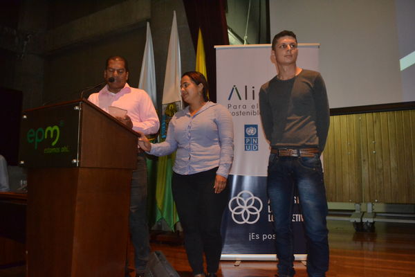 Concurso iniciativas comunitarias
Concurso iniciativas comunitarias. 
Fecha: Octubre 3 2018.
Para descargar esta fotografía en alta resolución, haga clic sobre la imagen hasta que la misma se despliegue en la pantalla completa; luego dé clic derecho y elija la opción "guardar imagen como". 
En caso de publicación por cualquier medio, solicitamos acompañarla del crédito: "Foto EPM"

Palabras clave: Concurso iniciativas comunitarias