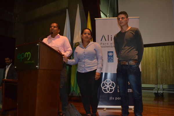 Concurso iniciativas comunitarias
Concurso iniciativas comunitarias. 
Fecha: Octubre 3 2018.
Para descargar esta fotografía en alta resolución, haga clic sobre la imagen hasta que la misma se despliegue en la pantalla completa; luego dé clic derecho y elija la opción "guardar imagen como". 
En caso de publicación por cualquier medio, solicitamos acompañarla del crédito: "Foto EPM"

Palabras clave: Concurso iniciativas comunitarias