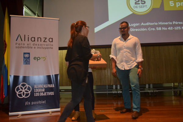 Concurso iniciativas comunitarias
Concurso iniciativas comunitarias. 
Fecha: Octubre 3 2018.
Para descargar esta fotografía en alta resolución, haga clic sobre la imagen hasta que la misma se despliegue en la pantalla completa; luego dé clic derecho y elija la opción "guardar imagen como". 
En caso de publicación por cualquier medio, solicitamos acompañarla del crédito: "Foto EPM"

Palabras clave: Concurso iniciativas comunitarias