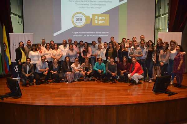 Concurso iniciativas comunitarias
Concurso iniciativas comunitarias. 
Fecha: Octubre 3 2018.
Para descargar esta fotografía en alta resolución, haga clic sobre la imagen hasta que la misma se despliegue en la pantalla completa; luego dé clic derecho y elija la opción "guardar imagen como". 
En caso de publicación por cualquier medio, solicitamos acompañarla del crédito: "Foto EPM"

Palabras clave: Concurso iniciativas comunitarias