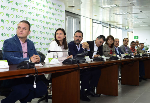 Rueda de Prensa Proyecto Bello-Guayabal-Ancón
Rueda de Prensa Proyecto Bello-Guayabal-Ancón
Fecha: Octubre 6 de 2017
Para descargar esta fotografía en alta resolución, haga clic sobre la imagen hasta que la misma se despliegue en la pantalla completa; luego dé clic derecho y elija la opción "guardar imagen como". 
En caso de publicación por cualquier medio, solicitamos acompañarla del crédito: "Foto EPM"
Palabras clave: Rueda de Prensa Proyecto Bello-Guayabal-Ancón