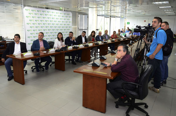 Rueda de Prensa Proyecto Bello-Guayabal-Ancón
Rueda de Prensa Proyecto Bello-Guayabal-Ancón
Fecha: Octubre 6 de 2017
Para descargar esta fotografía en alta resolución, haga clic sobre la imagen hasta que la misma se despliegue en la pantalla completa; luego dé clic derecho y elija la opción "guardar imagen como". 
En caso de publicación por cualquier medio, solicitamos acompañarla del crédito: "Foto EPM"
Palabras clave: Rueda de Prensa Proyecto Bello-Guayabal-Ancón