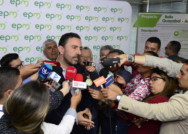 Rueda de Prensa Proyecto Bello-Guayabal-Ancón
Rueda de Prensa Proyecto Bello-Guayabal-Ancón
Fecha: Octubre 6 de 2017
Para descargar esta fotografía en alta resolución, haga clic sobre la imagen hasta que la misma se despliegue en la pantalla completa; luego dé clic derecho y elija la opción "guardar imagen como". 
En caso de publicación por cualquier medio, solicitamos acompañarla del crédito: "Foto EPM"
Palabras clave: Rueda de Prensa Proyecto Bello-Guayabal-Ancón
