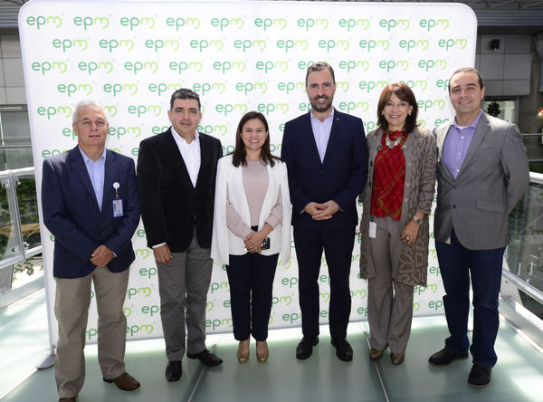 Rueda de Prensa Proyecto Bello-Guayabal-Ancón
Rueda de Prensa Proyecto Bello-Guayabal-Ancón
Fecha: Octubre 6 de 2017
Para descargar esta fotografía en alta resolución, haga clic sobre la imagen hasta que la misma se despliegue en la pantalla completa; luego dé clic derecho y elija la opción "guardar imagen como". 
En caso de publicación por cualquier medio, solicitamos acompañarla del crédito: "Foto EPM"
Palabras clave: Rueda de Prensa Proyecto Bello-Guayabal-Ancón