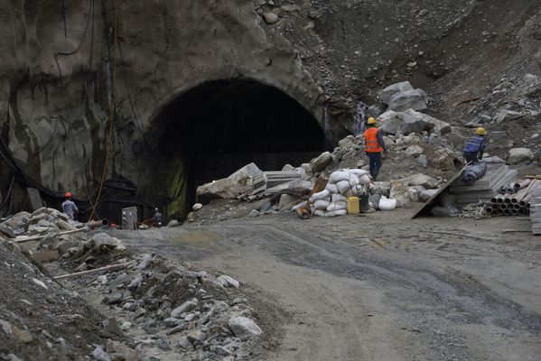 Obras contingencia
Obras contingencia.
Fecha: Octubre 3 2018
Para descargar esta fotografía en alta resolución, haga clic sobre la imagen hasta que la misma se despliegue en la pantalla completa; luego dé clic derecho y elija la opción "guardar imagen como". 
En caso de publicación por cualquier medio, solicitamos acompañarla del crédito: "Foto EPM"
Palabras clave: Obras contingencia