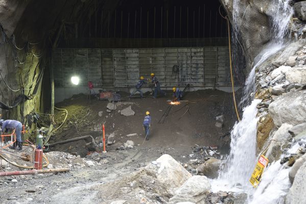 Obras contingencia
Obras contingencia.
Fecha: Octubre 3 2018
Para descargar esta fotografía en alta resolución, haga clic sobre la imagen hasta que la misma se despliegue en la pantalla completa; luego dé clic derecho y elija la opción "guardar imagen como". 
En caso de publicación por cualquier medio, solicitamos acompañarla del crédito: "Foto EPM"
Palabras clave: Obras contingencia