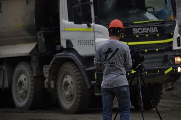 Obras contingencia
Obras contingencia.
Fecha: Octubre 3 2018
Para descargar esta fotografía en alta resolución, haga clic sobre la imagen hasta que la misma se despliegue en la pantalla completa; luego dé clic derecho y elija la opción "guardar imagen como". 
En caso de publicación por cualquier medio, solicitamos acompañarla del crédito: "Foto EPM"
Palabras clave: Obras contingencia