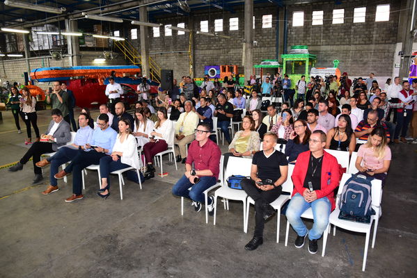 Rueda de prensa del Alumbrado Navideño
Rueda de prensa del Alumbrado Navideño
Fecha: Octubre 17 2019.
Para descargar esta fotografía en alta resolución, haga clic sobre la imagen hasta que la misma se despliegue en la pantalla completa; luego dé clic derecho y elija la opción "guardar imagen como". 
En caso de publicación por cualquier medio, solicitamos acompañarla del crédito: "Foto EPM"
Palabras clave: Rueda de prensa del Alumbrado Navideño