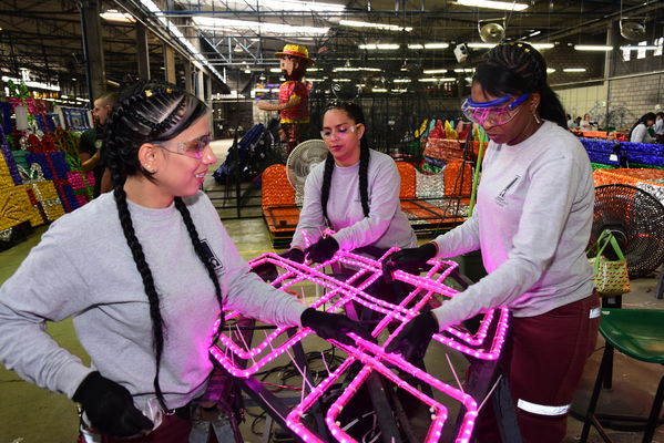 Rueda de prensa del Alumbrado Navideño
Rueda de prensa del Alumbrado Navideño
Fecha: Octubre 17 2019.
Para descargar esta fotografía en alta resolución, haga clic sobre la imagen hasta que la misma se despliegue en la pantalla completa; luego dé clic derecho y elija la opción "guardar imagen como". 
En caso de publicación por cualquier medio, solicitamos acompañarla del crédito: "Foto EPM"
Palabras clave: Rueda de prensa del Alumbrado Navideño