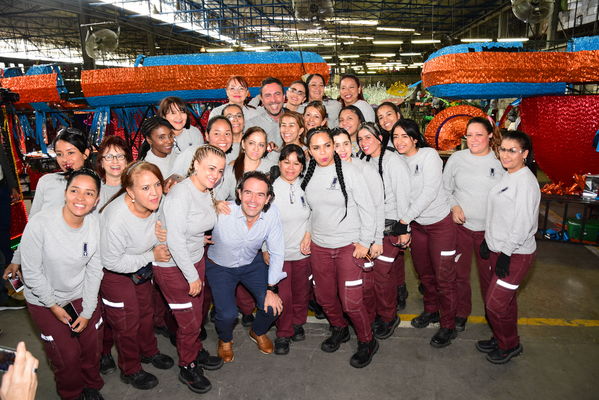 Rueda de prensa del Alumbrado Navideño
Rueda de prensa del Alumbrado Navideño
Fecha: Octubre 17 2019.
Para descargar esta fotografía en alta resolución, haga clic sobre la imagen hasta que la misma se despliegue en la pantalla completa; luego dé clic derecho y elija la opción "guardar imagen como". 
En caso de publicación por cualquier medio, solicitamos acompañarla del crédito: "Foto EPM"
Palabras clave: Rueda de prensa del Alumbrado Navideño