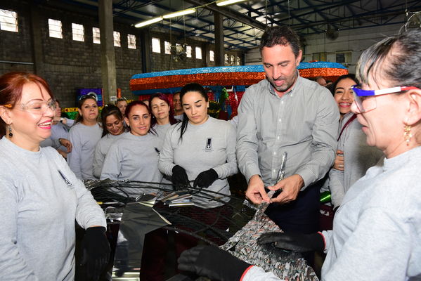 Rueda de prensa del Alumbrado Navideño
Rueda de prensa del Alumbrado Navideño
Fecha: Octubre 17 2019.
Para descargar esta fotografía en alta resolución, haga clic sobre la imagen hasta que la misma se despliegue en la pantalla completa; luego dé clic derecho y elija la opción "guardar imagen como". 
En caso de publicación por cualquier medio, solicitamos acompañarla del crédito: "Foto EPM"
Palabras clave: Rueda de prensa del Alumbrado Navideño