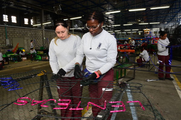 Rueda de prensa del Alumbrado Navideño
Rueda de prensa del Alumbrado Navideño
Fecha: Octubre 17 2019.
Para descargar esta fotografía en alta resolución, haga clic sobre la imagen hasta que la misma se despliegue en la pantalla completa; luego dé clic derecho y elija la opción "guardar imagen como". 
En caso de publicación por cualquier medio, solicitamos acompañarla del crédito: "Foto EPM"
Palabras clave: Rueda de prensa del Alumbrado Navideño