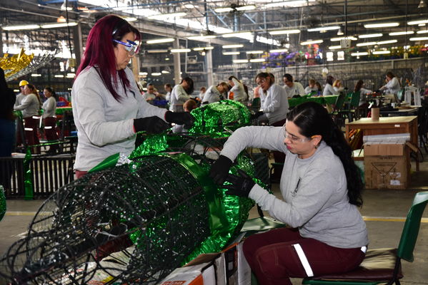 Rueda de prensa del Alumbrado Navideño
Rueda de prensa del Alumbrado Navideño
Fecha: Octubre 17 2019.
Para descargar esta fotografía en alta resolución, haga clic sobre la imagen hasta que la misma se despliegue en la pantalla completa; luego dé clic derecho y elija la opción "guardar imagen como". 
En caso de publicación por cualquier medio, solicitamos acompañarla del crédito: "Foto EPM"
Palabras clave: Rueda de prensa del Alumbrado Navideño
