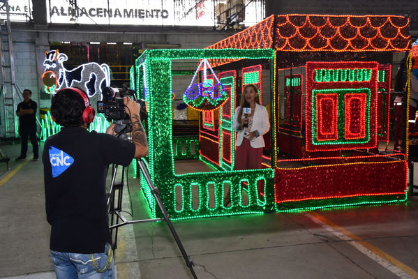 Rueda de prensa del Alumbrado Navideño
Rueda de prensa del Alumbrado Navideño
Fecha: Octubre 17 2019.
Para descargar esta fotografía en alta resolución, haga clic sobre la imagen hasta que la misma se despliegue en la pantalla completa; luego dé clic derecho y elija la opción "guardar imagen como". 
En caso de publicación por cualquier medio, solicitamos acompañarla del crédito: "Foto EPM"
Palabras clave: Rueda de prensa del Alumbrado Navideño