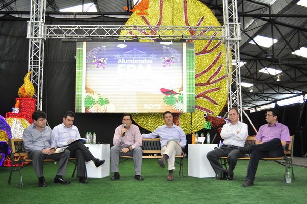 Rueda de prensa de Alumbrado Navideño
Rueda de prensa de Alumbrado Navideño
Fecha: Octubre 29 de 2013. 
Para descargar esta fotografía en alta resolución, haga clic sobre la imagen hasta que la misma se despliegue en la pantalla completa; luego dé clic derecho y elija la opción "guardar imagen como". 
En caso de publicación por cualquier medio, solicitamos acompañarla del crédito: "Foto EPM"

Palabras clave: Rueda prensa Alumbrado Navideño