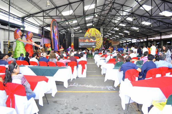 Rueda de prensa de Alumbrado Navideño
Rueda de prensa de Alumbrado Navideño
Fecha: Octubre 29 de 2013. 
Para descargar esta fotografía en alta resolución, haga clic sobre la imagen hasta que la misma se despliegue en la pantalla completa; luego dé clic derecho y elija la opción "guardar imagen como". 
En caso de publicación por cualquier medio, solicitamos acompañarla del crédito: "Foto EPM"
Palabras clave: Rueda prensa Alumbrado Navideño