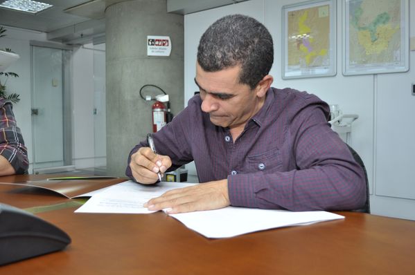 Firma convenios fase 3 del programa Aldeas 
Firma convenios fase 3 del programa Aldeas 
Fecha: Octubre 30 de 2013. 
Para descargar esta fotografía en alta resolución, haga clic sobre la imagen hasta que la misma se despliegue en la pantalla completa; luego dé clic derecho y elija la opción "guardar imagen como". 
En caso de publicación por cualquier medio, solicitamos acompañarla del crédito: "Foto EPM"
Palabras clave: Firma convenios fase programa Aldeas