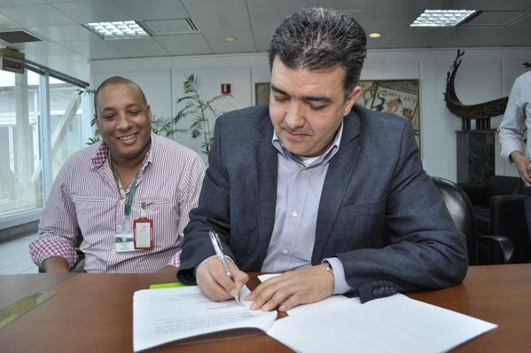 Firma convenios fase 3 del programa Aldeas 
Firma convenios fase 3 del programa Aldeas 
Fecha: Octubre 30 de 2013. 
Para descargar esta fotografía en alta resolución, haga clic sobre la imagen hasta que la misma se despliegue en la pantalla completa; luego dé clic derecho y elija la opción "guardar imagen como". 
En caso de publicación por cualquier medio, solicitamos acompañarla del crédito: "Foto EPM"

Palabras clave: Firma convenios fase programa Aldeas