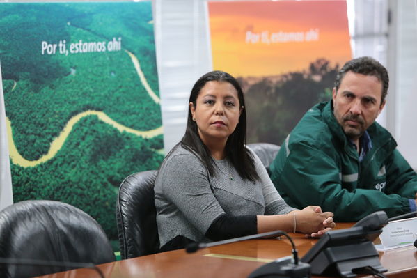 Firma de convenio con Corpourabá
Firma de convenio con Corpourabá
Fecha: Septiembre 12 de 2017
Para descargar esta fotografía en alta resolución, haga clic sobre la imagen hasta que la misma se despliegue en la pantalla completa; luego dé clic derecho y elija la opción "guardar imagen como". 
En caso de publicación por cualquier medio, solicitamos acompañarla del crédito: "Foto EPM"
Palabras clave: Firma convenio Corpourabá