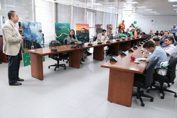 Firma de convenio con Corpourabá
Firma de convenio con Corpourabá
Fecha: Septiembre 12 de 2017
Para descargar esta fotografía en alta resolución, haga clic sobre la imagen hasta que la misma se despliegue en la pantalla completa; luego dé clic derecho y elija la opción "guardar imagen como". 
En caso de publicación por cualquier medio, solicitamos acompañarla del crédito: "Foto EPM"
Palabras clave: Firma convenio Corpourabá